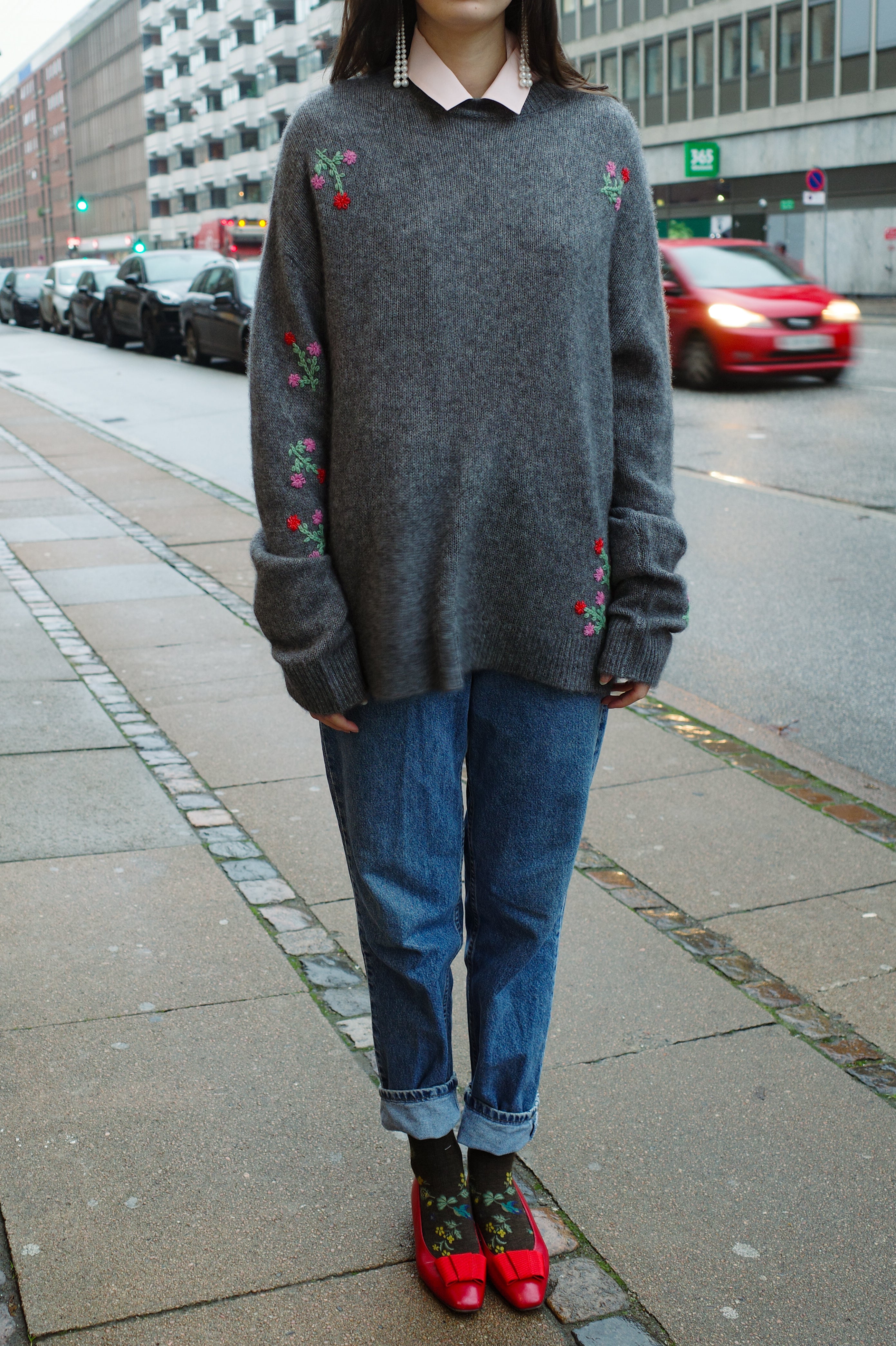 Augusta Round Neck - Charcoal w. Flowers