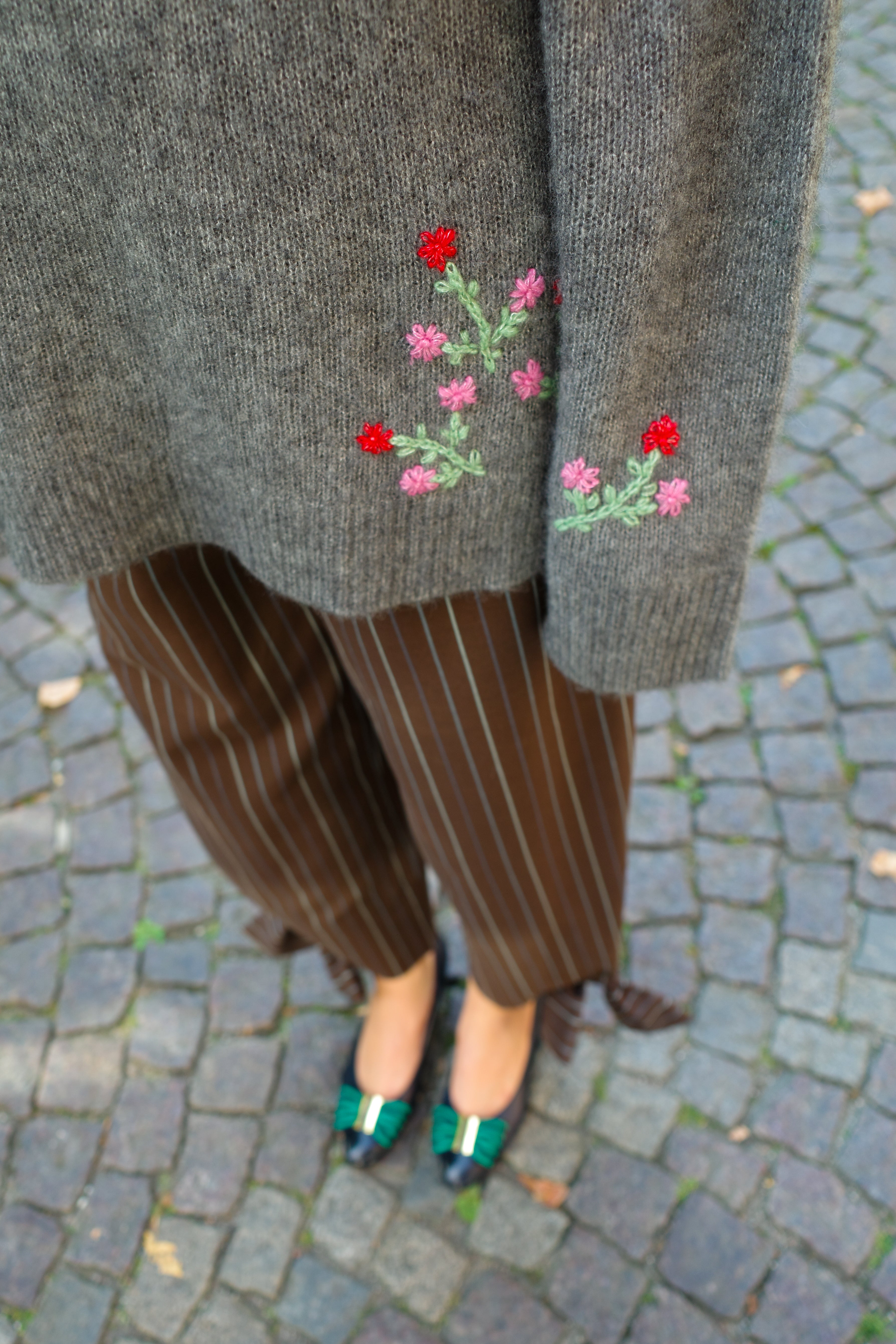 Augusta Round Neck - Charcoal w. Flowers