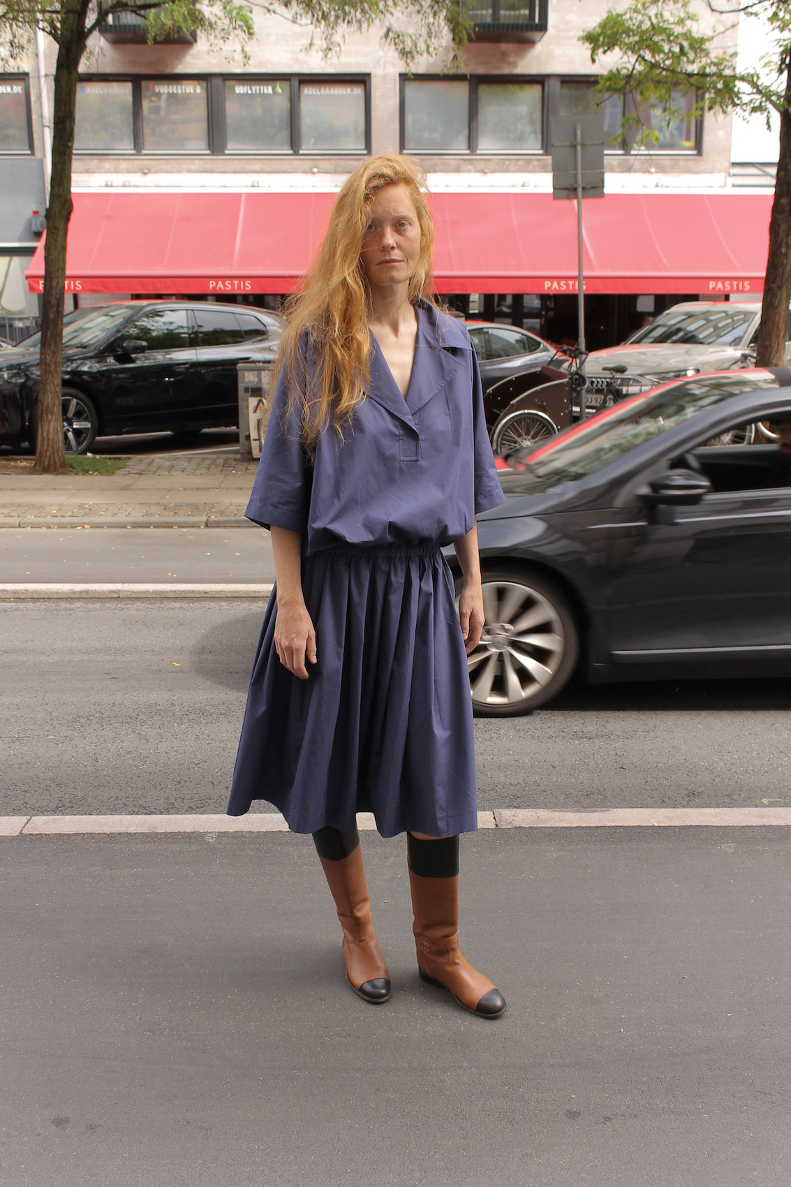 The Amanda Dress in Navy Crisp Cotton Poplin with an elastic waistband.   Material: 100% cotton.  The model is 179cm (5'10") and is wearing a size S.