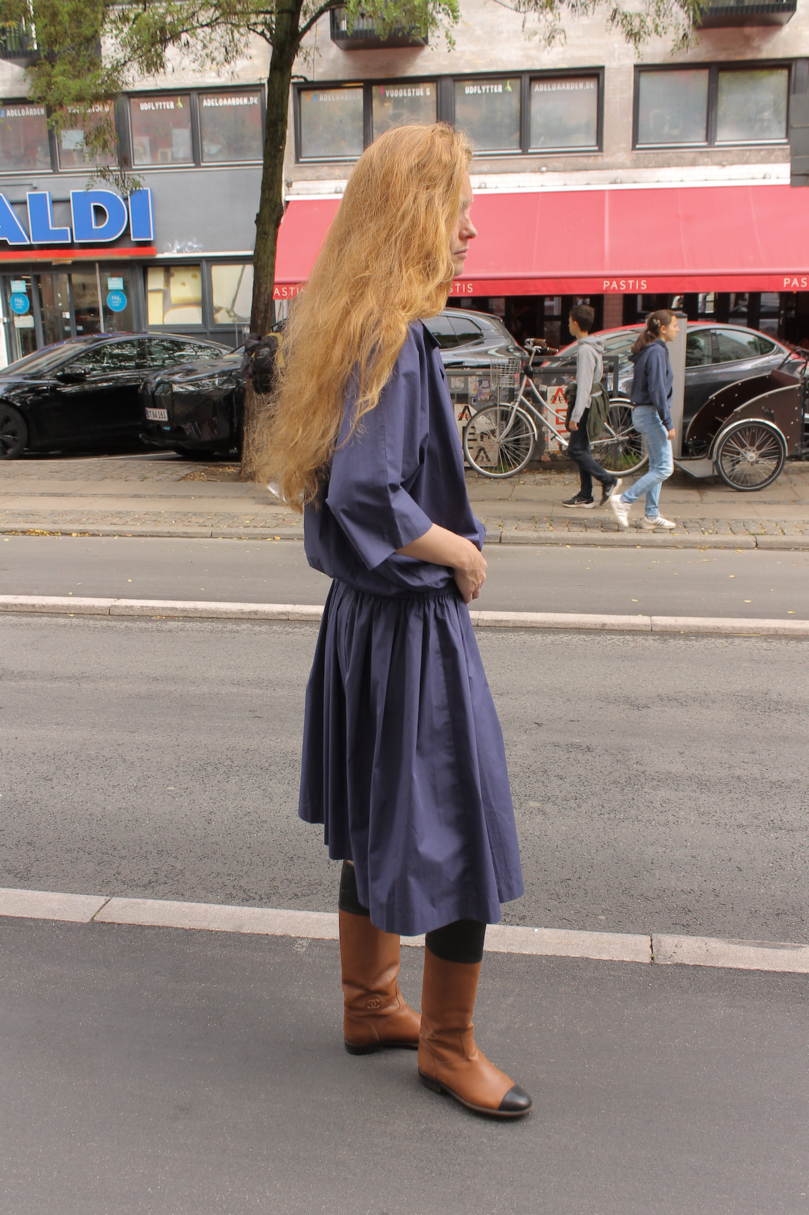 The Amanda Dress in Navy Crisp Cotton Poplin with an elastic waistband.   Material: 100% cotton.  The model is 179cm (5'10") and is wearing a size S.