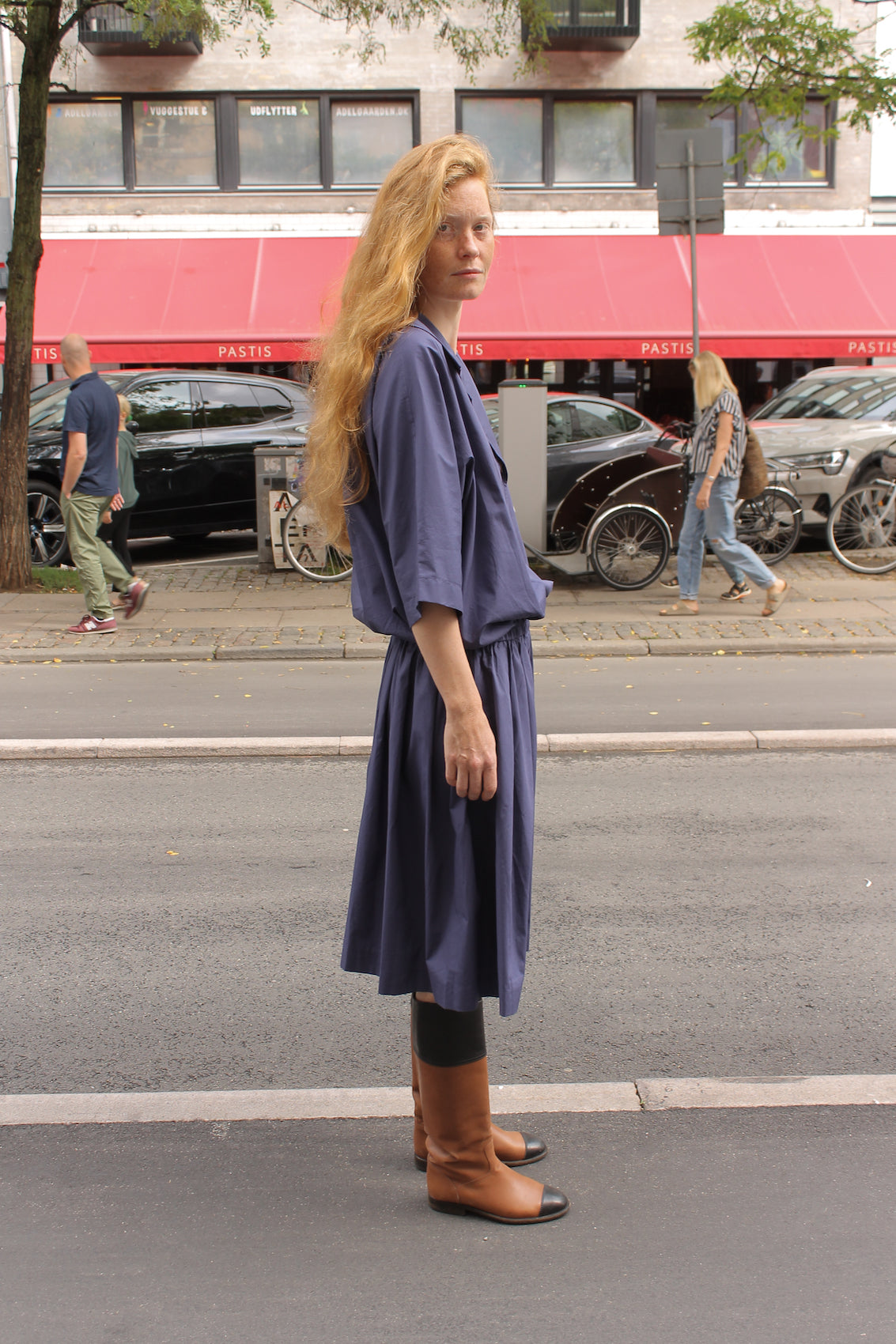 The Amanda Dress in Navy Crisp Cotton Poplin with an elastic waistband.   Material: 100% cotton.  The model is 179cm (5'10") and is wearing a size S.