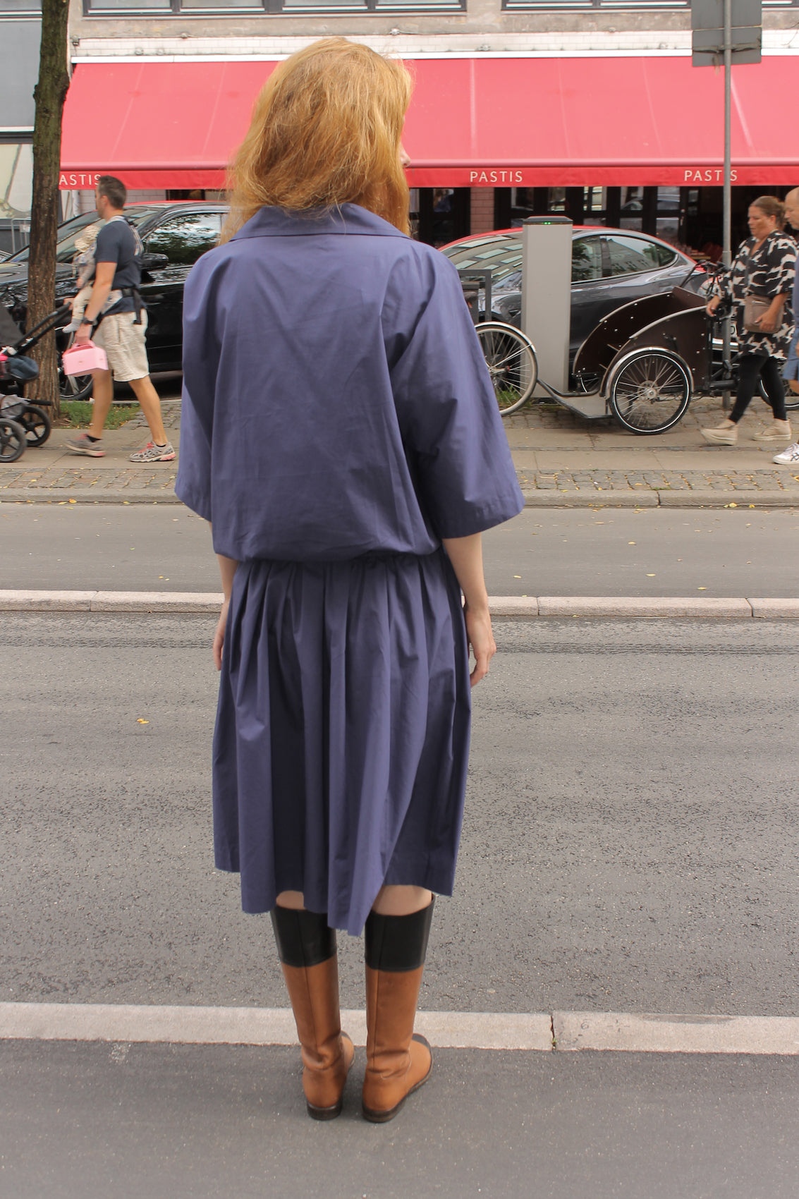 The Amanda Dress in Navy Crisp Cotton Poplin with an elastic waistband.   Material: 100% cotton.  The model is 179cm (5'10") and is wearing a size S.